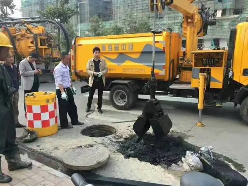 翁牛特街道：网格员化身“清道夫”，为民解忧疏通“堵心”化粪池